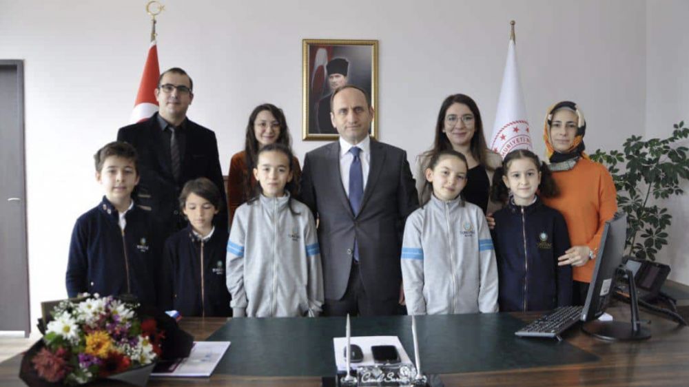 Erasmus Projesi kapsamnda BULGARSTANa giden renci ve retmenler l Milli Eitim Mdr Dr.Cemil SARICIy ziyaret ettiler.